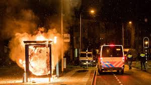 Een avondklok betekent dat mensen 's avonds en 's nachts niet meer naar buiten mogen, bijvoorbeeld van 08:00 uur 's avonds tot 04:00 's ochtends. Rellen Na Avondklok Dit Gebeurde Er In Verschillende Steden Rtl Nieuws