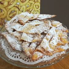 Le chiacchiere di carnevale o frappe, sono un tipico dolce di carnevale, apprezzata da grandi e le chiacchiere di carnevale sono delle cialde croccanti e friabili, quelle vere, autentiche ed. Chiacchiere Di Carnevale Santamaria Realizzate A Mano