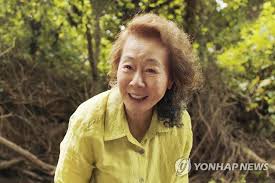 배우 윤여정이 12일(현지 시각) 영화 '미나리'로 영국 아카데미 여우조연상을 수상한 뒤 수상 소감을 전하고 있다. Ily0ewfx Dhfsm