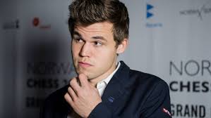 Carlsen ergert zich aan Nakamura voor het aanbieden van een remise en  speelt uit rancune nog een uur door (verbeterde vertaling binnenin) :  r/chess