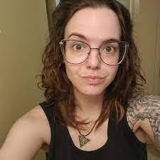 Amanda Larney's Instagram, Twitter & Facebook