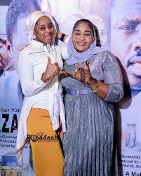 Na so nayi aure tun bayan danai film dina na farko amma allah bai nufa ba. Kalli Zafaffan Hotunan Bilkisu Shema A Wajen Kallon Kazamin Shiri A Cinema Hausaloaded Com