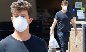 Robin thicke was born on march 10, 1977 in los angeles, california, usa as robin charles thicke. Robin Thicke Heads To The Grocery Store Armed With Face Mask Daily Mail Online