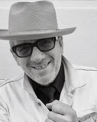 Escucha 'La Face de Pendule à Coucou' el EP en francés de Elvis Costello