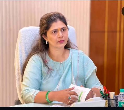 पंकजाताईंच्या वाढदिवसानिमित्त चिखलबीड येथे पशुधन आरोग्य शिबिरशेकडो जनावरांवर उपचार, चारा बियाणांचे वाटप