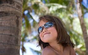 Lưu ý khi cho trẻ đeo kính râm