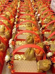 Thats A Wrap Info Review Packaging Gifts In Delhi Wedmegood Indian Wedding Gifts Wedding Gift Pack Wedding Gifts Packaging