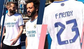 Real total hat erfahren, wie die neue arbeitskleidung der königlichen aussehen wird. Real Madrid Werbefotos Zum Trikot 2021 22 Geleakt Inklusive Flock Real Total