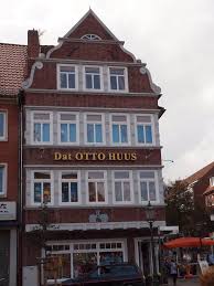 Otto waalkes, 70, barde und pionier des gepflegten klamauks, hat schon immer davon gelebt, die hehre seite des lebens auf den boden des niedrigen witzes herunterzuholen. Emden Im Otto Waalkes Museum 3 Mapio Net