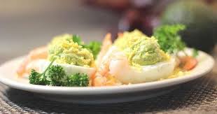 Recette De Oeufs Mimosas A L Avocat Et Crevettes Recette En 2020 Recettes De Cuisine Recette Alimentation