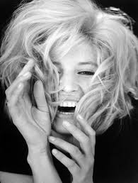 Come una donna apparentemente fuori dai canoni del suo tempo riuscì a diventare il più affascinanante di tutti i colonnelli della commedia italiana. Monica Vitti Portrait Italian Actress Beautiful Smile