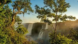 Barco vira no Parque Nacional do Iguaçu e uma pessoa morre