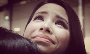 Phạm Hương khóc trong vòng tay của mẹ