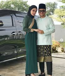 Pereka ini tampil dengan koleksi terbaru di bawah label 'purnama by michael shu' yang tertumpu kepada pakaian. Amboi Bukan Main Lagi Semua Artis Ni Melaram Baju Raya Sedondon Nona
