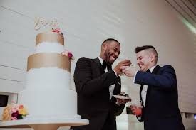 People often ask what the average wedding cake cost is, and annoyingly, there isn't one answer to that question. This Is The Average Wedding Cake Cost