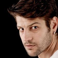 Flaşların patlamasıyla panikleyen sevgililer, ellerini ayırıp uzaklaştı. Serhat Teoman Kimdir Okunakli Biyografi Merkezi