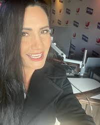 Hola soy Esther Verónica quien te acompaña en tu despertar cada mañana de  Lunes a Sábado de 5 am a 10 am te invito a escucharme con muy buena música,  promociones, qué