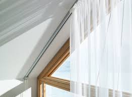 Picking Window Coverings For An Attic Room Can Be A Real Challenge Luckily We Have Some Beauti Gardinen Fur Dachfenster Fenstergestaltung Dachschrage Fenster