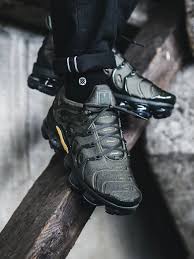 Black And Gold Vapormax Plus Outfit Nike Air Vapormax Plus Sneakers Fashion Sneakers Fashion Outfits Fashion Shoes Sneakers