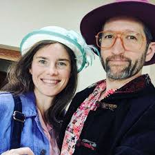 Both knox and kercher were foreign exchange students studying abroad and. Hochzeit Amanda Knox Kaufte Sich Vor Spendenaufruf Eine Villa