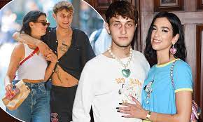 10 281 518 · обсуждают: Dua Lipa And Boyfriend Anwar Hadid S Romance Heats Up As They Enjoy A Passionate Kiss In New York Daily Mail Online
