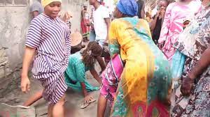 Hasahasa kama amekurupuka tu kufanya. Avua Chupi Na Kukalia Chupa Ya Bia Hadharani Baikoko Youtube