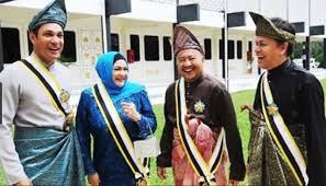Datuk ialah gelaran kehormat bagi penerima anugerah darjah kebesaran yang dianugerahkan oleh kerajaan persekutuan dan kerajaan negeri yang diketuai oleh yang dipertua, seperti melaka, sarawak, dan sabah. Dira Abu Zahar Dapat Gelaean Datuk Abang Luah Rasa Bangga Media Bawang