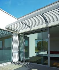Vordächer bieten schutz und verbessern das erscheinungsbild. Strukturelle Sonnenschutz Massnahmen Im Wohnungsbau