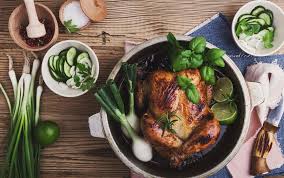 Ci si mangia comodamente in tre. Come Si Fa Il Pollo Arrosto Al Forno Con Patate La Ricetta Come Al Ristorante