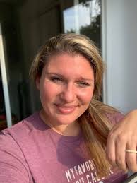 are there free showers and what are they like? I don't know if I can go 4/5  days without washing my hair😅