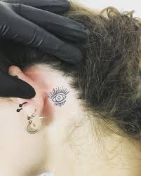 Bonsoir tout le monde je vais me faire un tatouage derrière l'oreille étant douillette j'ai peur pour le douleur on ma dit que c'était une douleur insupportable se qui me stresse. 87 Tatouages Sur L Oreille Et Derriere Galerie De Dessins