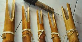 Gendang beleq merupakan alat musik tabuh berbentuk bulat memanjang, terbuat dari pohon meranti yang dilubangi di bagian tengah serta kedua sisinya dilapisi dengan kulit kambing, sapi, atau kerbau. Alat Musik Tradisional Provinsi Nusa Tenggara Barat Tentang Provinsi