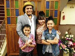 Adiknya, yasmin malik atau lebih terkenal sebagai min malik ialah penyanyi. Ary Malik Meninggal Dunia Akibat Kanser Selamat Dikebumikan Hiburan Mstar