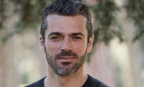 I tagli sono netti e perfettamente strutturati, con uno stile molto rigido e rigoroso. Tagli Capelli Uomo Brizzolati E Grigi Foto Qnm