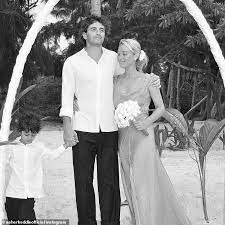 Asher keddie is an australian actress. Asher Keddie Gushes Over Artist Husband Vincent Fantauzzo On Wedding Anniversary Daily Mail Online