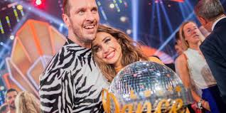 Im alter von acht monaten zog er sich eine virusinfektion zu und verlor daraufhi. Let S Dance Pokal Geht An Publikums Liebling Pascal Hens