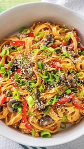 Rezept Chili Nudel Pfanne Mit Zitronengras Kokosmilch Champignons Paprika Und Ingwer Asiatische Nudelpfanne Mit Asiatische Rezepte Nudelpfanne Essen Kochen