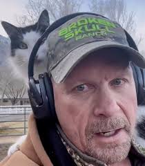 Stone Cold Steve Austin had his cat Pancho with him while he was shoveling  horse 💩 yesterday. 🐱🍻💀 : r/SquaredCircle
