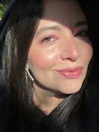 Me da risa las que la critican por lo que pone ella y que le dicen cosas  acaso ustedes no van a crecer tmb jajajajaa 😆 es su perfil si ella quiere