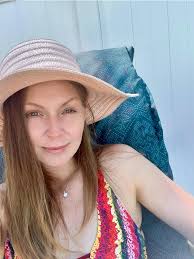 What are Golden Shepherds' temperaments like, males compared to females?