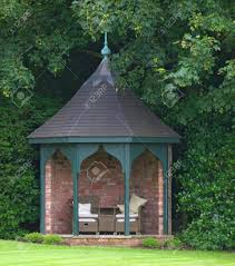 Les jardins familiaux des écojardiniers de la gloriette (tours) ont pour but de promouvoir un maraîchage. Gloriette De Jardin A La Fin De Pelouse Entouree D Arbres Banque D Images Et Photos Libres De Droits Image 14447802