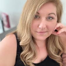 Vicky Houle's Instagram, Twitter & Facebook