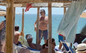 We did not find results for: Pedro Miguel Ramos Sozinho Na Praia Com Os Filhos Flashes Flash