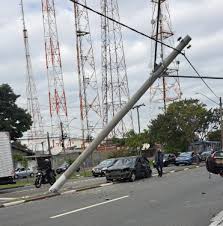 Carro bate em poste após colisão com moto e interdita avenida entre Campinas e Valinhos