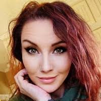 Kari Saunders's Instagram, Twitter & Facebook