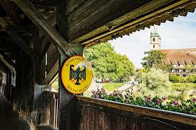 Sollte ein enger verwandter im sterben liegen oder beerdigt werden, darf man über die grenze. Die Brucke Markiert Die Grenze Zwischen Deutschland Und Der Schweiz Bild Von Alte Holzbrucke Bad Sackingen Tripadvisor
