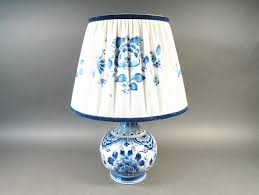reserved for m 1985 delft blue lamp van de porceleyne fles etsy blauwe lampen lampvoeten lampenkap