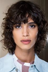 Sehen sie sich bilder der heißesten frisuren, frisuren und farben des jahres 2020 an. Frisuren Trends Das Sind 2020 Besten Haarstylings Fur Locken