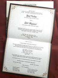 Surat undangan adalah sebuah surat yang dikeluarkan baik oleh pribadi maupun lembaga atau perusahaan yang ditujukan kepada pihak yang bersangkutan dengan isi untuk mengundang mereka agar hadir pada acara yang dibuat. Contoh Tulisan Turut Mengundang Di Undangan Pernikahan Berbagai Contoh