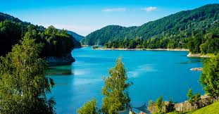 Resedinta de judet, oradea, este locul in care exista cea mai de asemenea, turistii pot vizita biserica de lemn din bradet (una din cele mai frumoase biserici de lemn din zona transilvaniei, cosntruita in 1733). Destinatii De Weekend Din Romania 13 Locuri Pe Care Sa Le Vizitezi